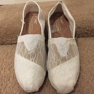 NEW WOMENS WHITE LACE TOMS SLIP ONS